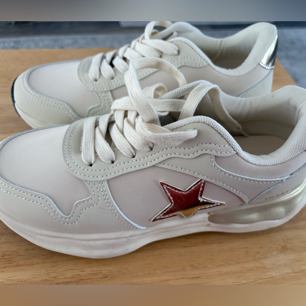 NWOT- Vintage Havana run woman’s sneakers, nude washed gold, size 7.5